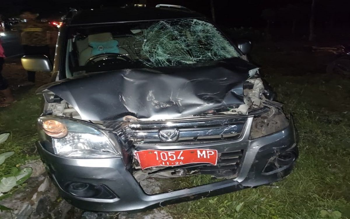Mobil plat merah milik Disperindag Kabupaten Probolinggo ringsek setelah menabrak pemotor. (Foto: Polres Probolinggo/jatimnow.com)