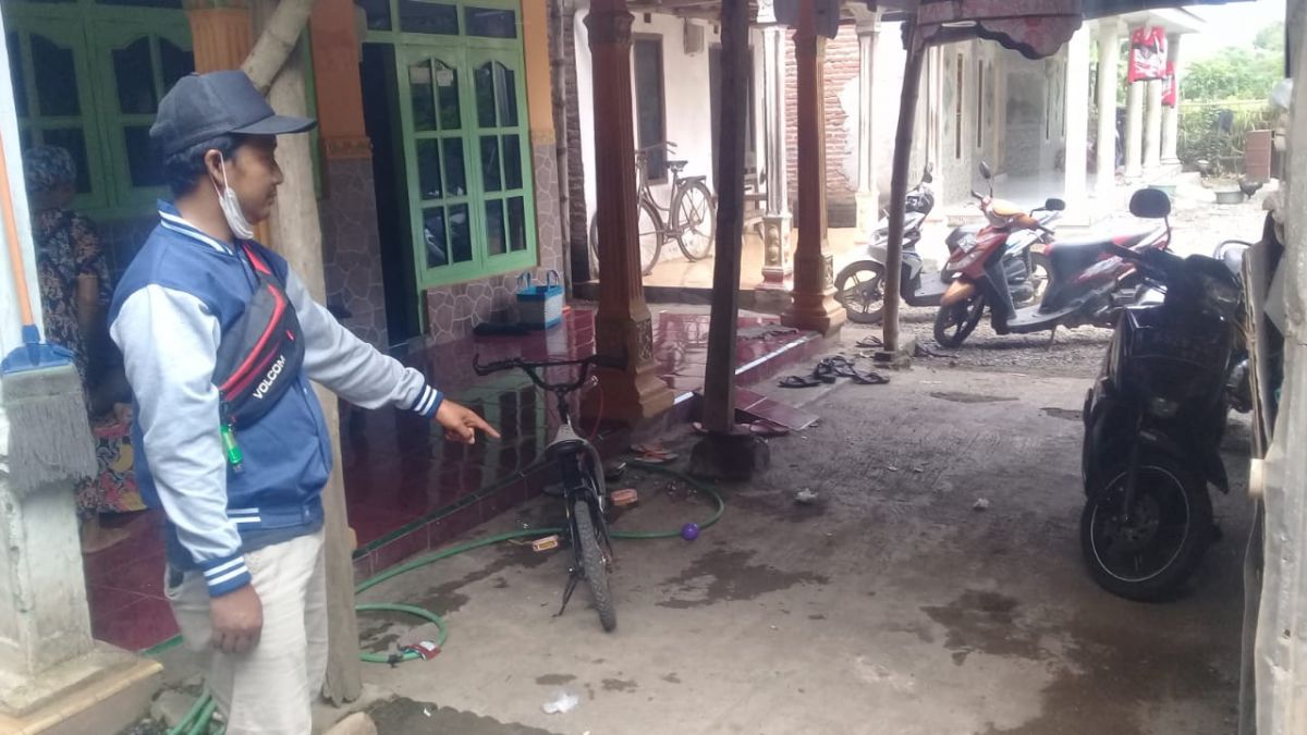 Zainal Aripin menujukkan lokasi mobilnya terparkir sebelum raib digondol maling. (Foto: Mahfud Hidayatullah/jatimnow.com)