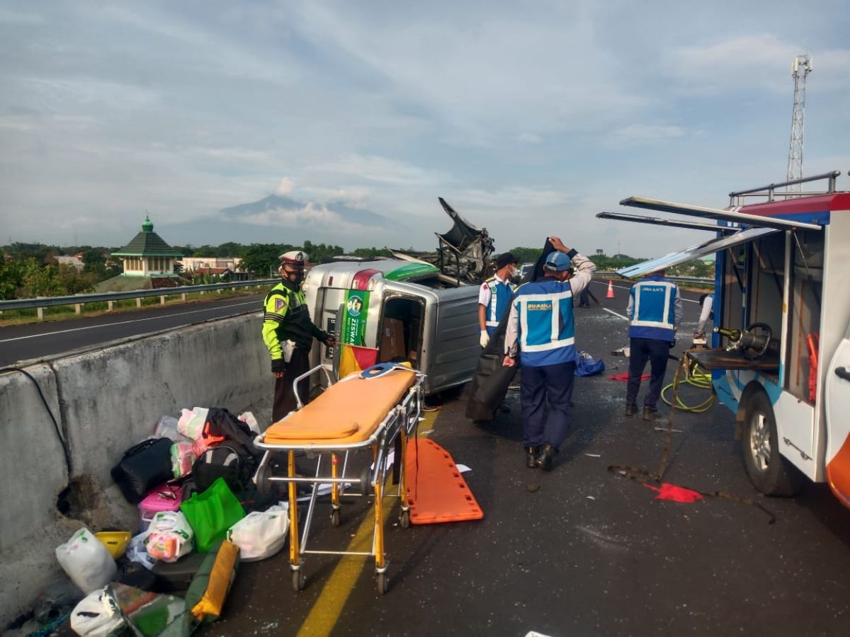 Mobil APV Tabrak Truk di Tol Pasuruan, Angkut Logistik Korban Erupsi Semeru