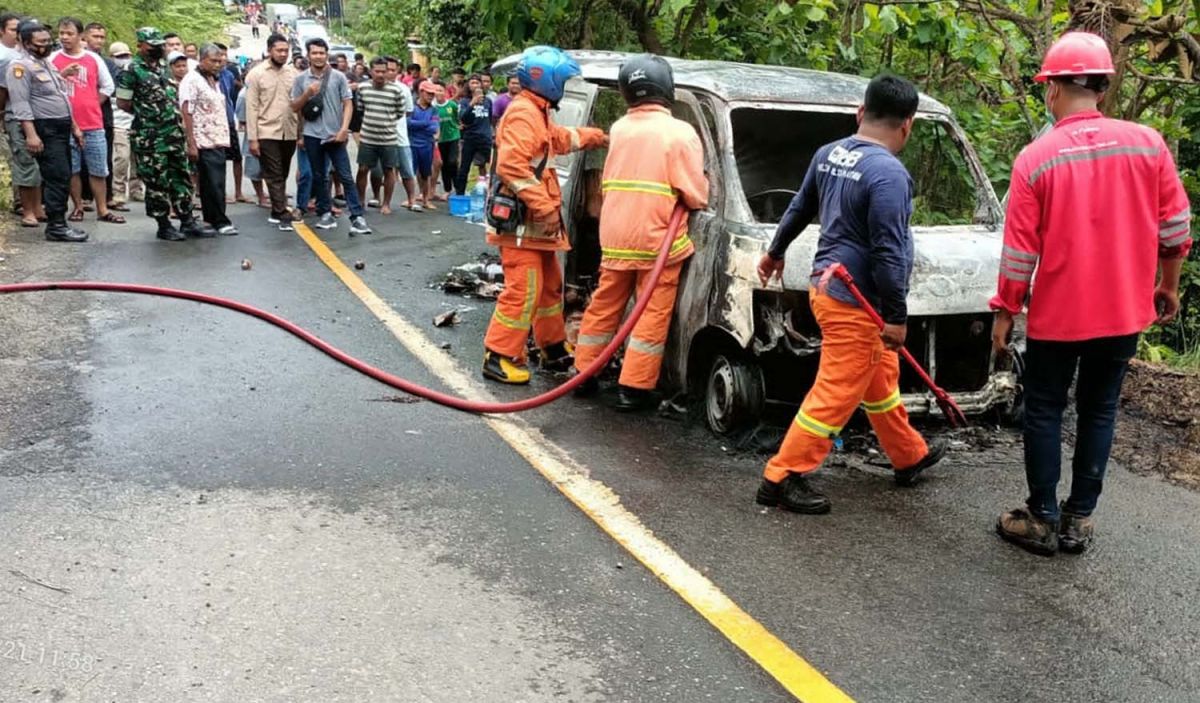 Proses pemadaman mobil terbakar di Pacitan (Foto: Dinas Pemadam Kebakaran Pacitan for jatimnow.com)