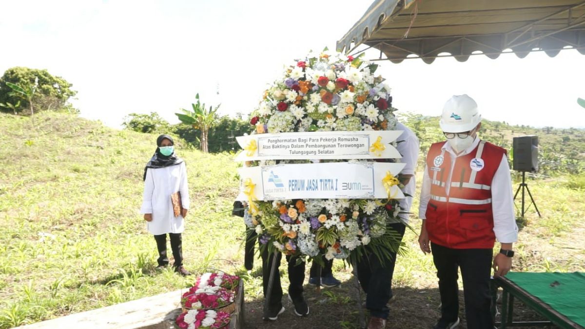 Saat prosesi tabur bunga di Monumen bendungan PJT I. (Foto: Istimewa)