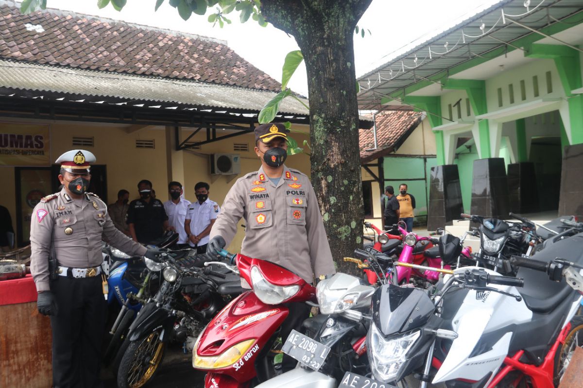 Ratusan motor tidak sesuai spektek atau berknalpot brong diamankan. (Foto: Humas Polres Ngawi/jatimnow.com)