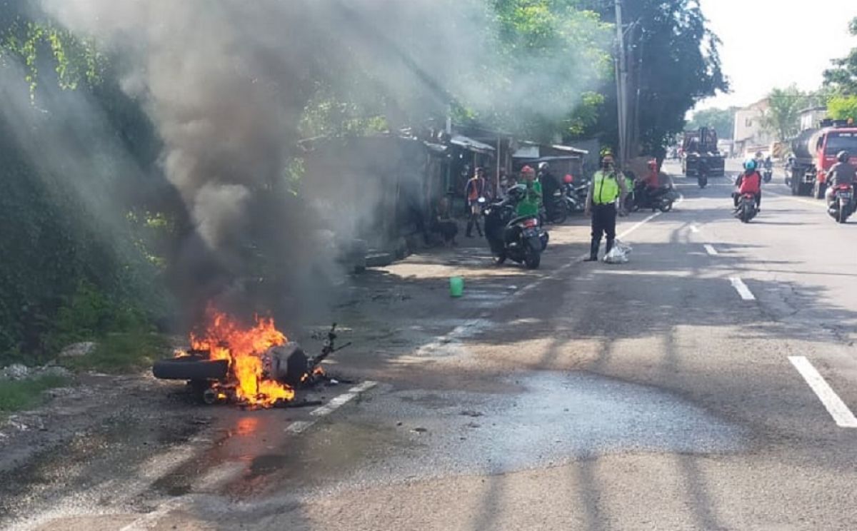 Motor Yamaha Vixion yang terbakar di Jalan Tambak Osowilangun. (Foto: Petugas 112 for jatimnow.com)