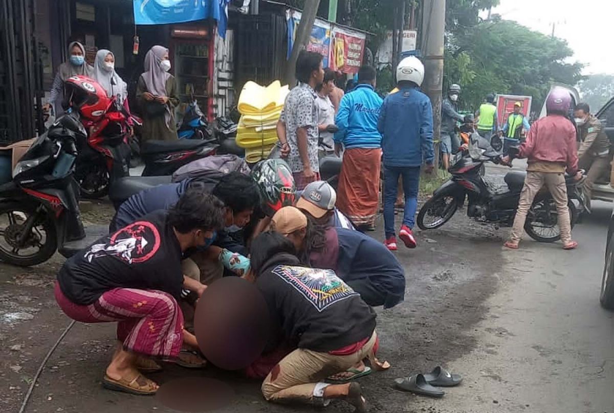 Warga menolong ibu di Pasuruan yang terluka akibat motornya terserempet mobil boks