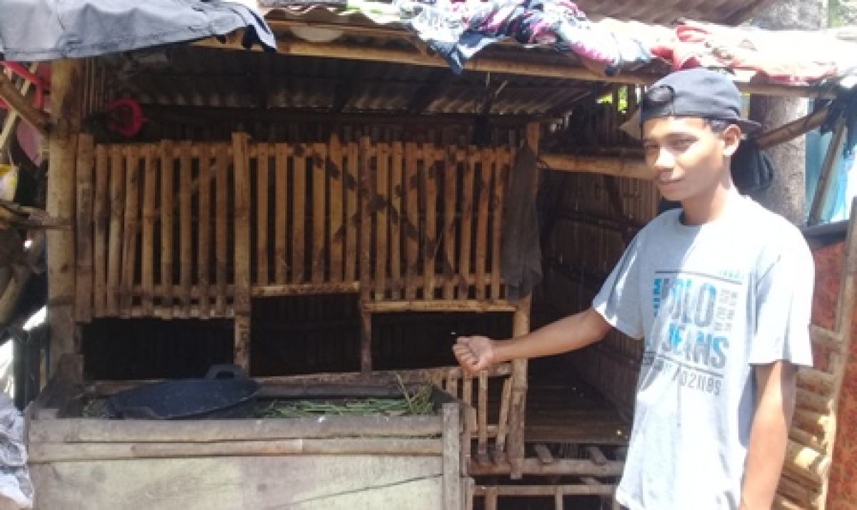 Muhtar menunjukkan kandang kambing peliharaan miliknya yang kini kosong. (Foto: mahfud Hidayatullah/jatimnow.com)
