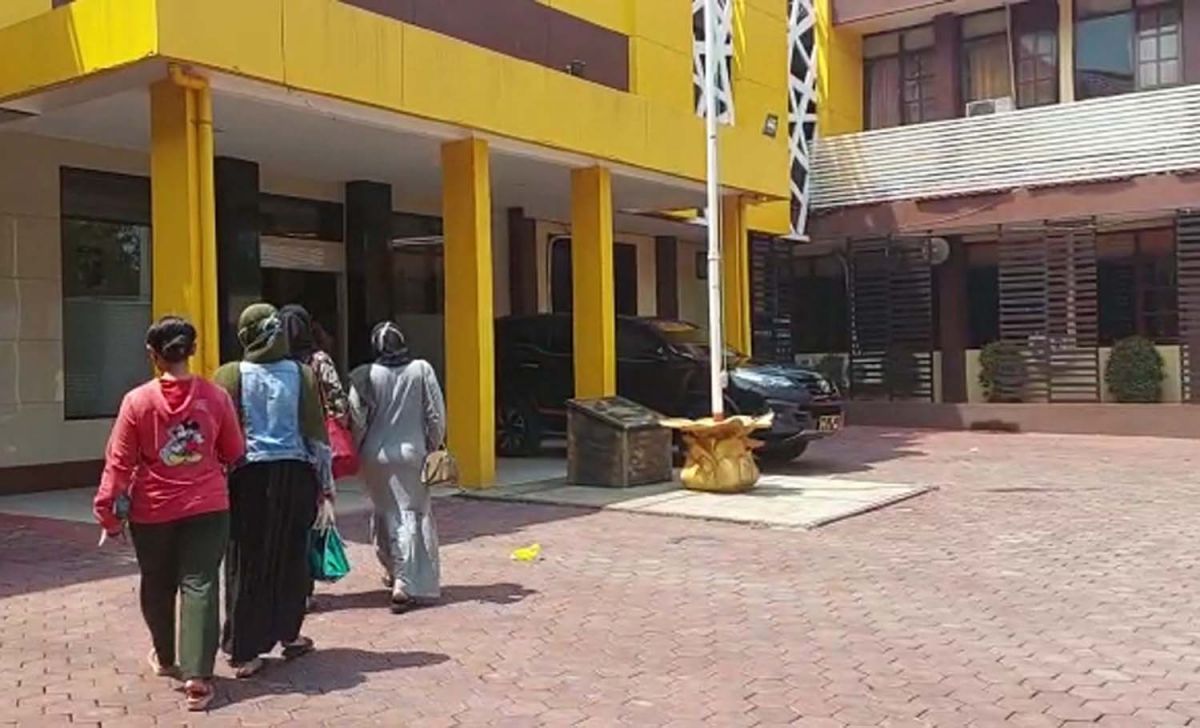 Perwakilan nasabah KSU Mitra Perkasa saat mendatangi Polres Probolinggo Kota