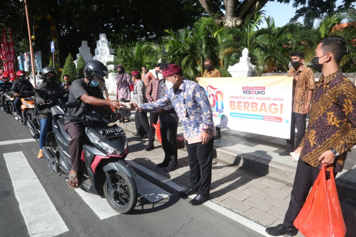 ASN Pemkab Banyuwangi membagikan nasi kepada pengguna jalan. (Foto: Humas Pemkab Banyuwangi/jatimnow.com)