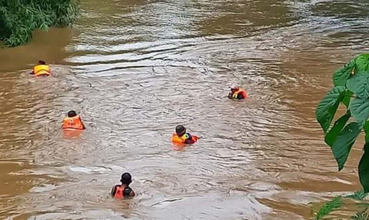 Tim SAR menyisir Sungai Rowo Teratai, Malang untuk mencari nenek yang dilaporkan hilang (Foto: Facebook Andik Agus Mardiko for jatimnow.com)