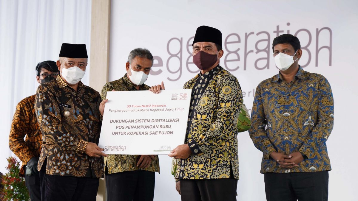 Bupati Malang HM Sanusi memberikan apresiasi kepada Koperasi Sae Pujon bersama Presiden Direktur PT Nestlé Indonesia, Ganesan Ampalavanar.