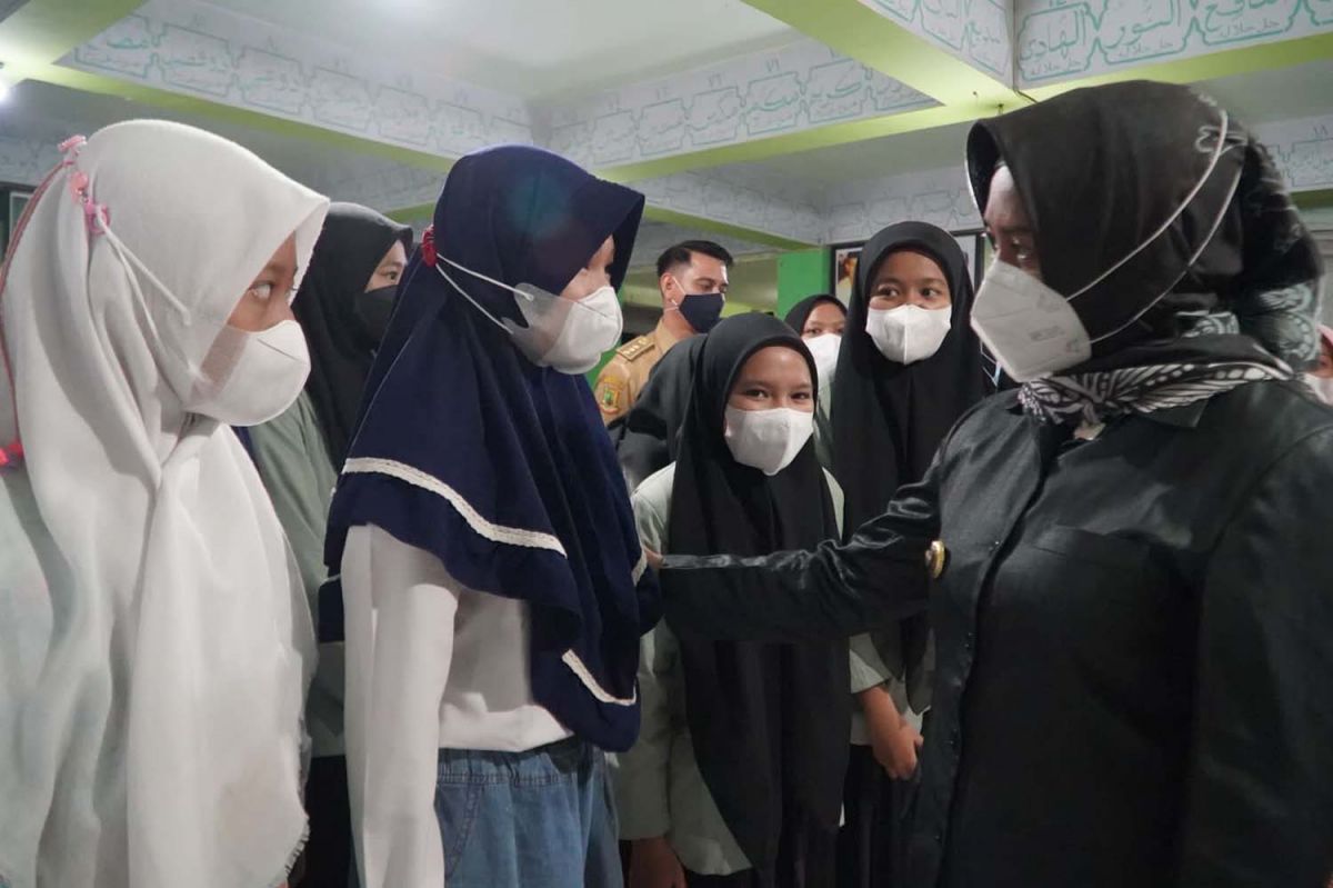 Wali Kota Mojokerto Ika Puspitasari (Ning Ita) saat berkomunikasi dengan santriwati (Foto: Dinas Kominfo Kota Mojokerto for jatimnow.com)
