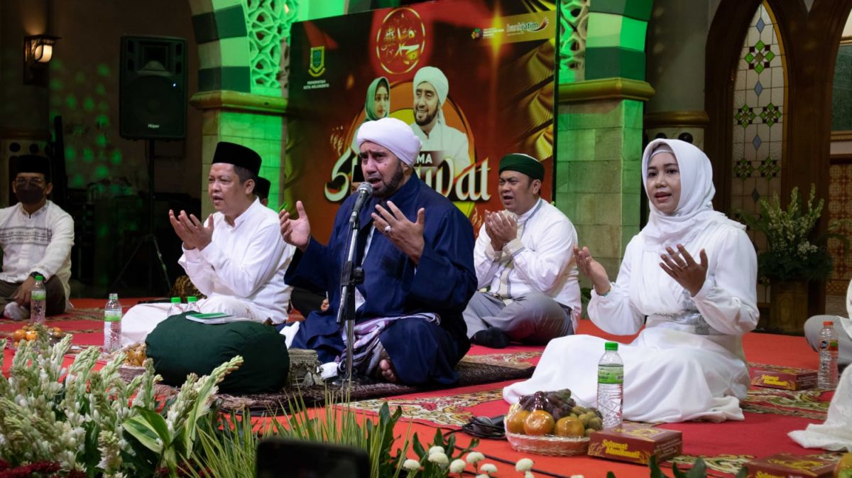 Wali Kota Mojokerto Ika Puspitasari menggelar selawat akbar bersama Habib Syech bin Abdul Qodir Assegaf di Gedung Bustanul 'Asyiqin Majlis Ahbaabul Musthofa, Kota Solo. (Foto: Achmad Supiyadi)