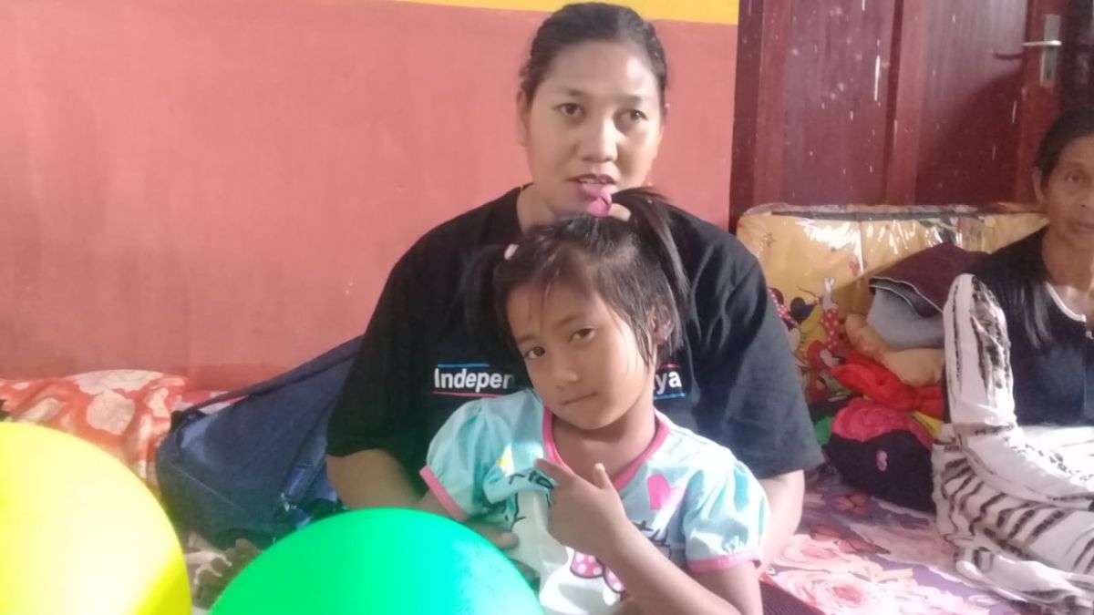 Heni bersama anaknya, Nurfida, berada di pengungsian. (Foto: Mahfud Hidayatullah/jatimnow.com)
