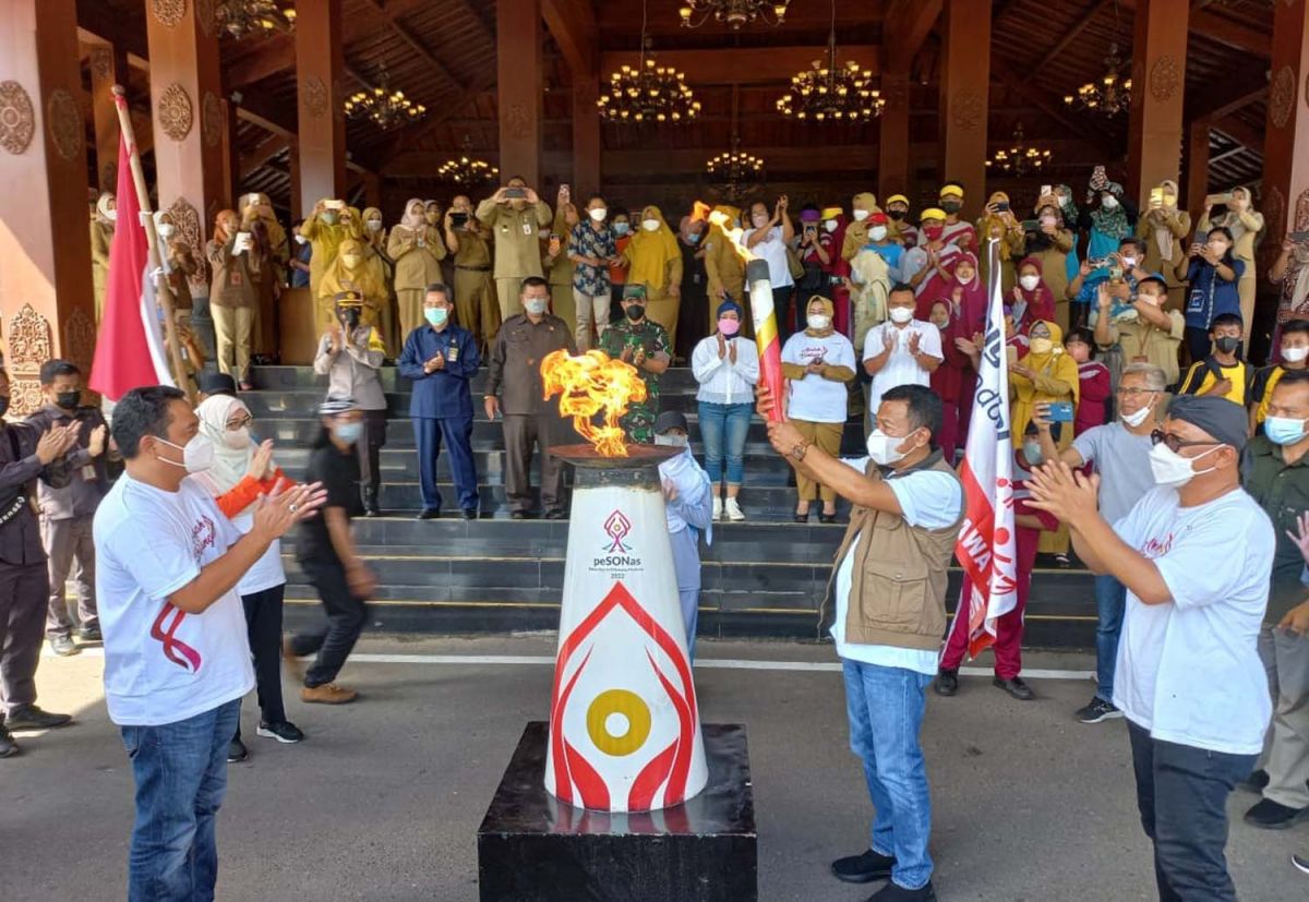 Bupati Ponorogo Sugiri Sancoko menerima obor Pesonas 2022 (Foto: Humas Pemkab Ponorogo)