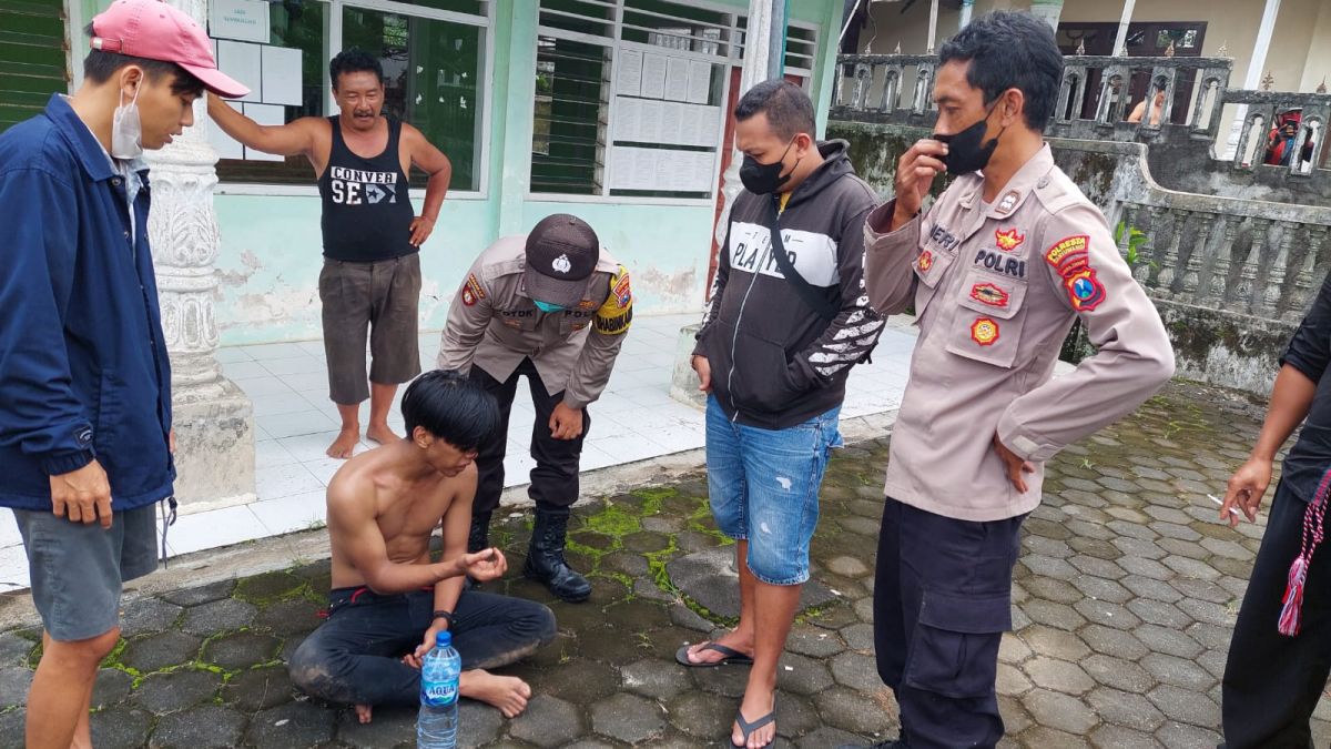 Diduga ODGJ, Pria Bawa Kayu Ngamuk di Tanjungrejo