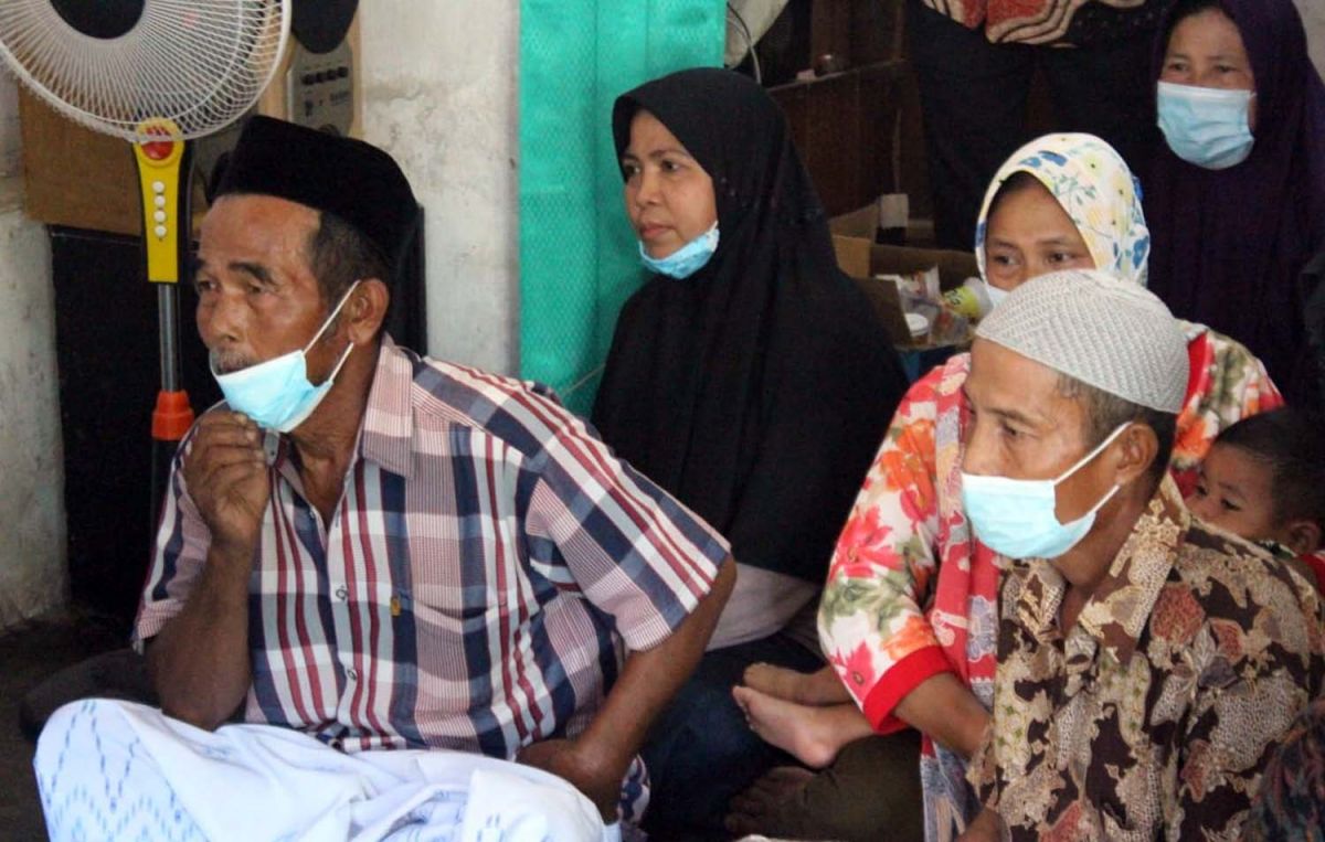 Ayah MBS (peci putih) saat menemui petakziah (Foto: Achmad Supriyadi/jatimnow.com)