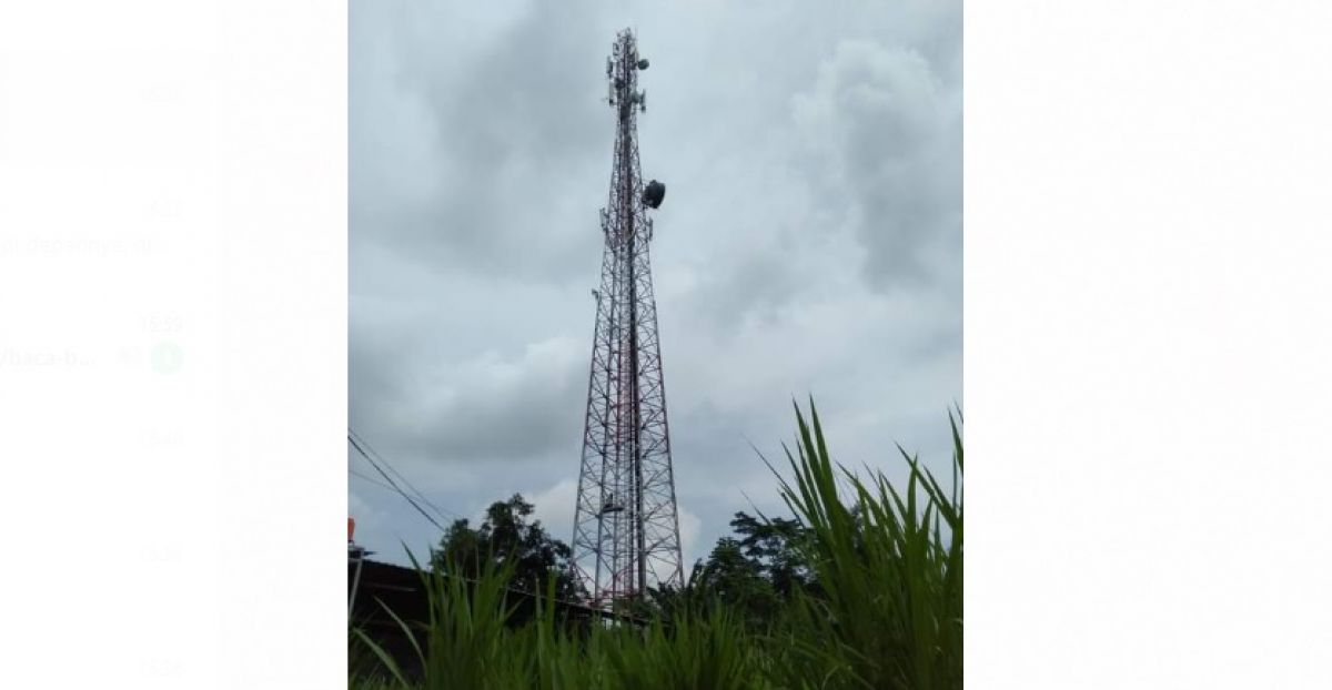 Asy'ari nekat memanjat tower lantaran tidak setuju dengan pernikahan anaknya. (Foto: Facebook)