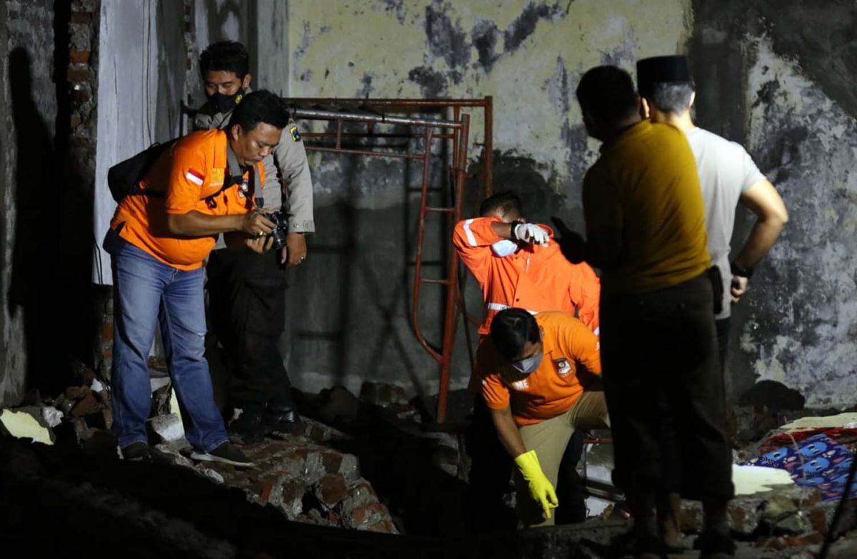 Proses identifikasi pekerja tewas tertimpa tembok di Surabaya (Foto: Zain Ahmad/jatimnow.com)