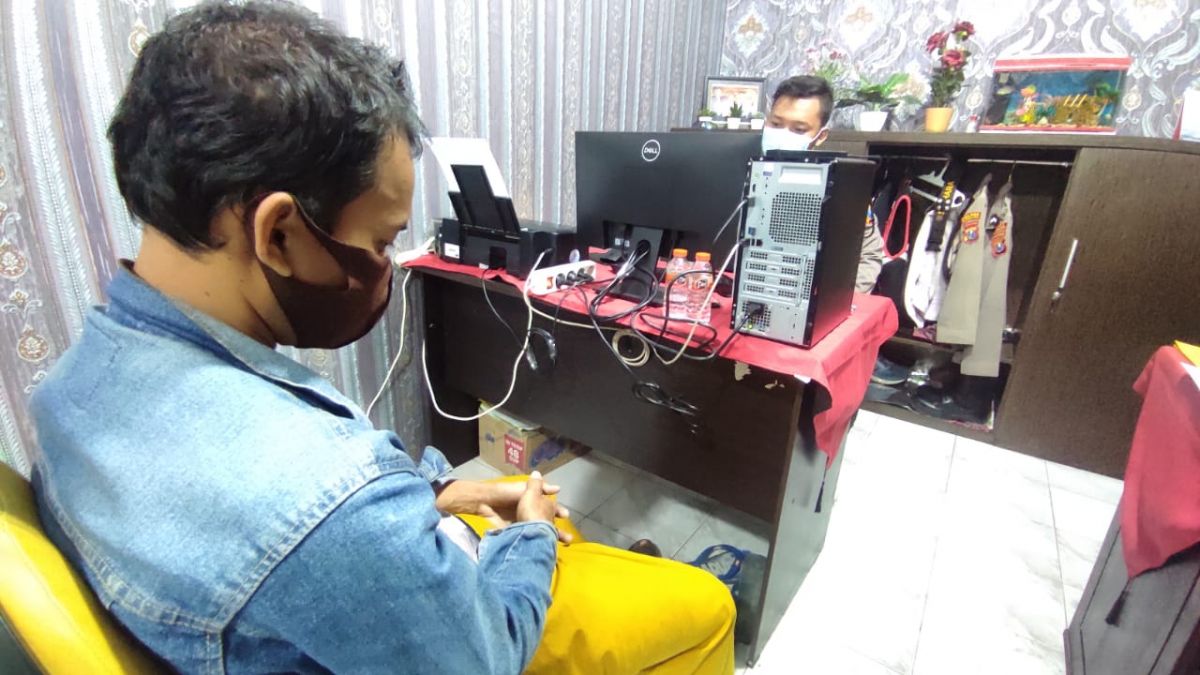 Pelaku saat diamankan petugas Sat Samapta Polres Mojokerto Kota.