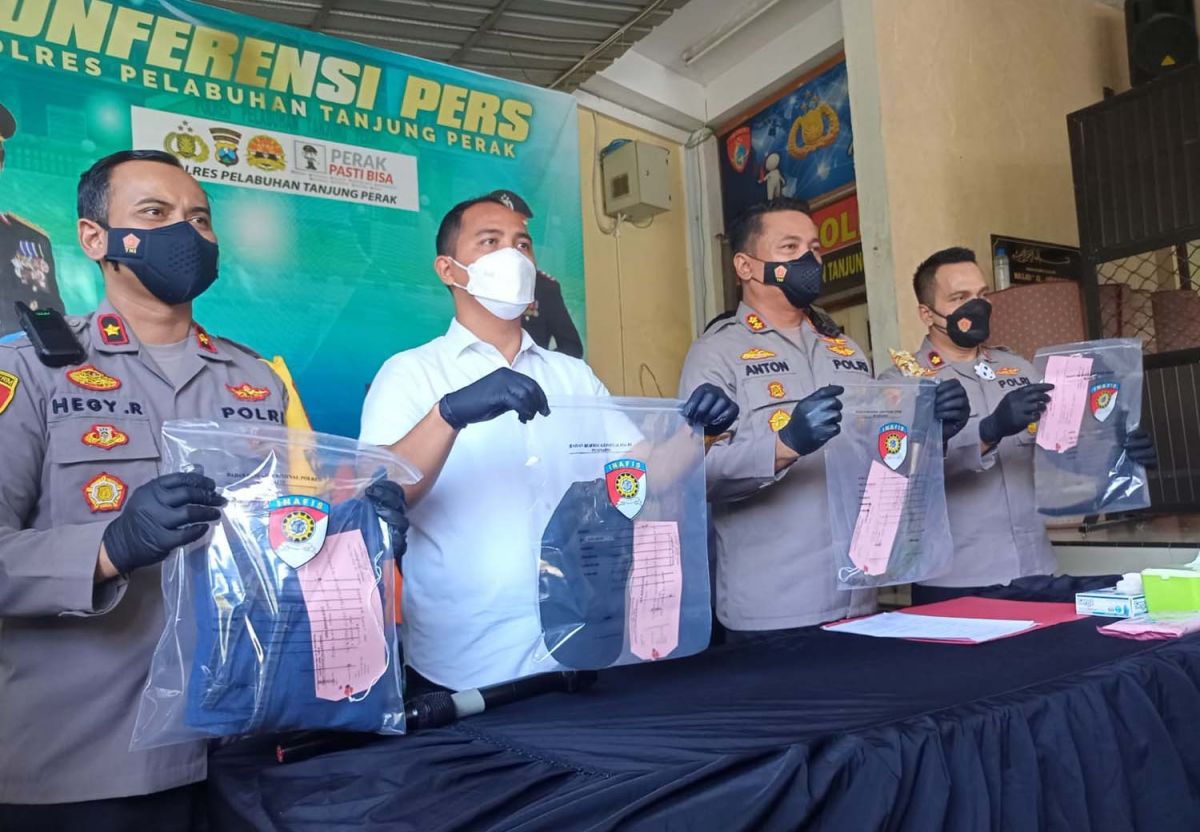 Polres Pelabuhan Tanjung Perak, Surabaya ungkap kasus pembacokan seorang pria (Foto-foto: Zain Ahmad/jatimnow.com)