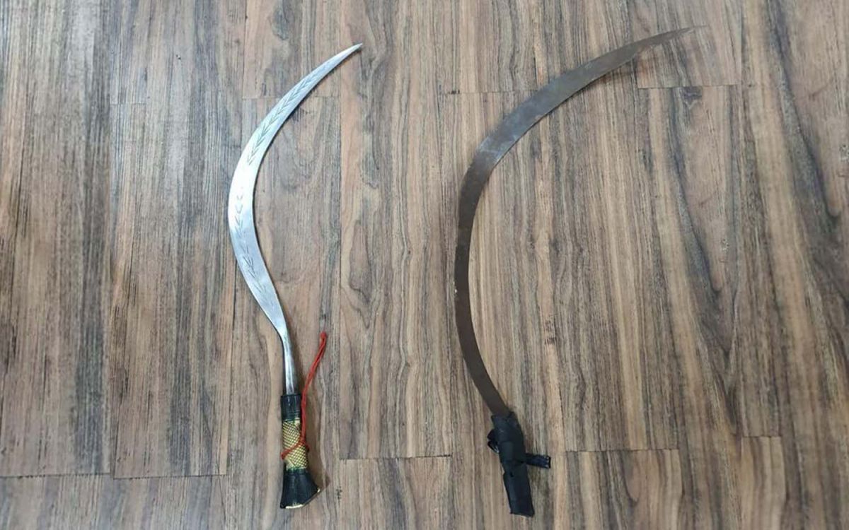 Senjata tajam yang dipakai kedua pelaku melakukan pembacokan (Foto-foto: Satreskrim Polrestabes Surabaya)