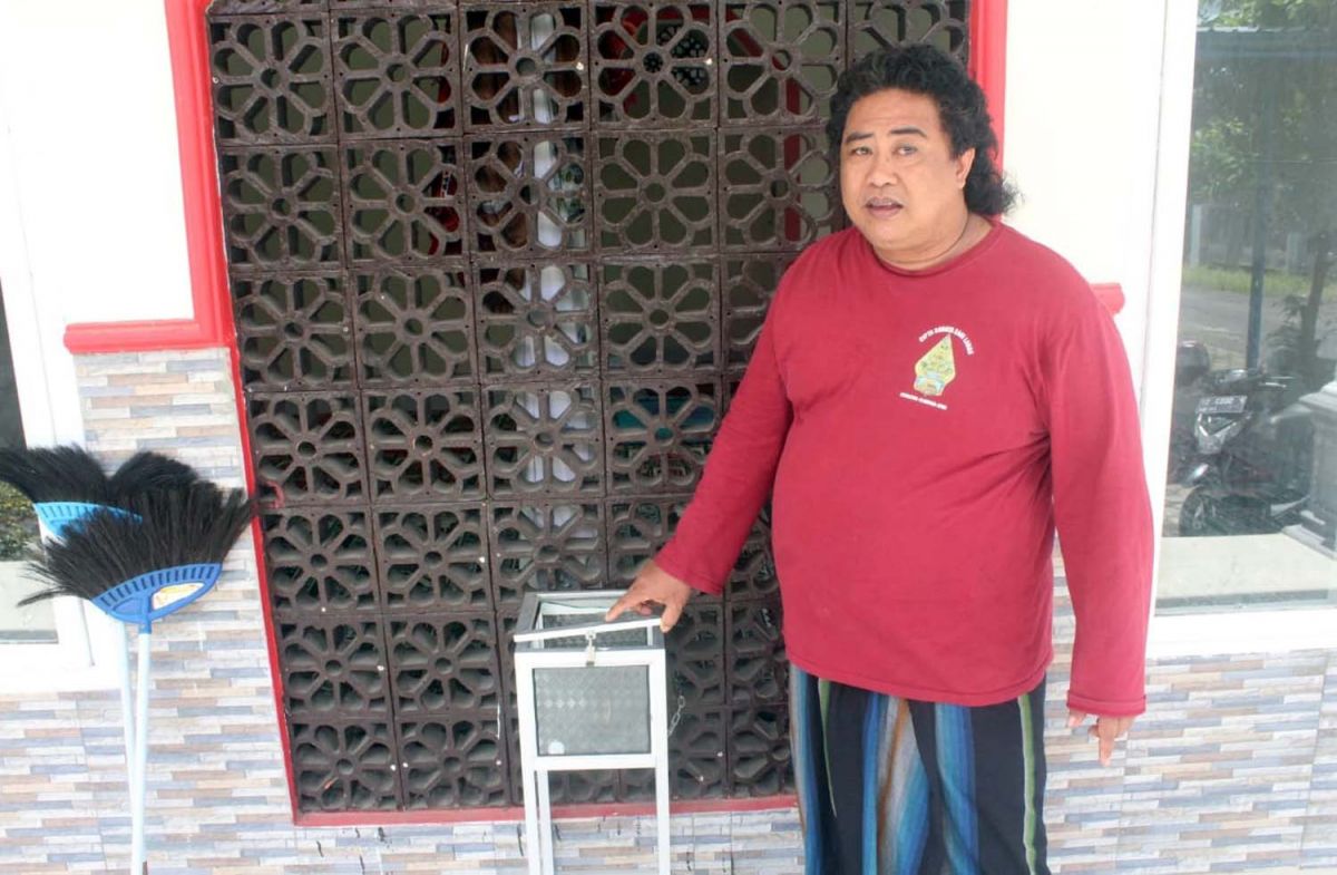 Pengurus musala menunjukkan kotak amal yang dibobol pencuri