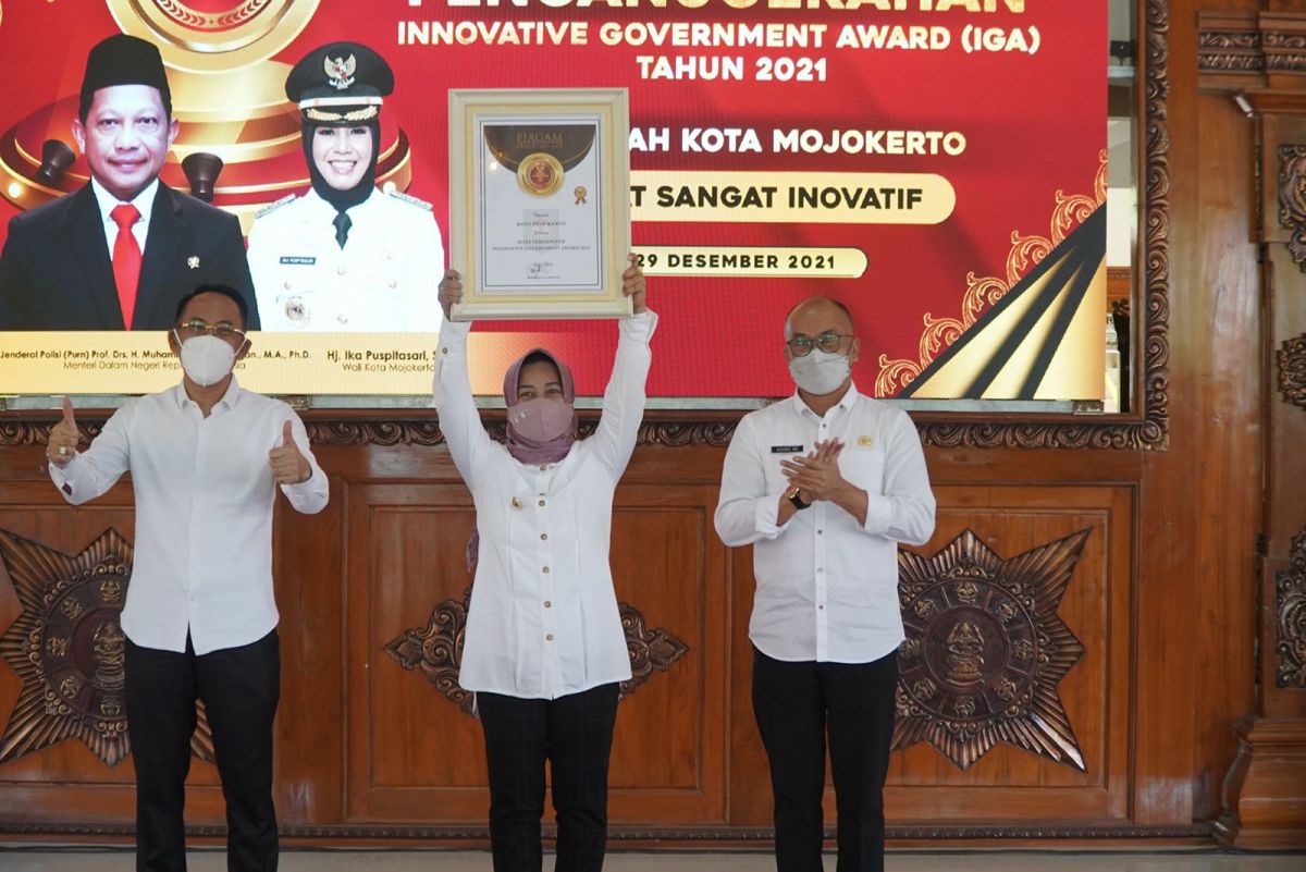 Wali Kota Mojokerto Ika Puspitasari saat menunjukkan piagam penghargaan IGA 2021 (Foto: Diskominfo Kota Mojokerto)