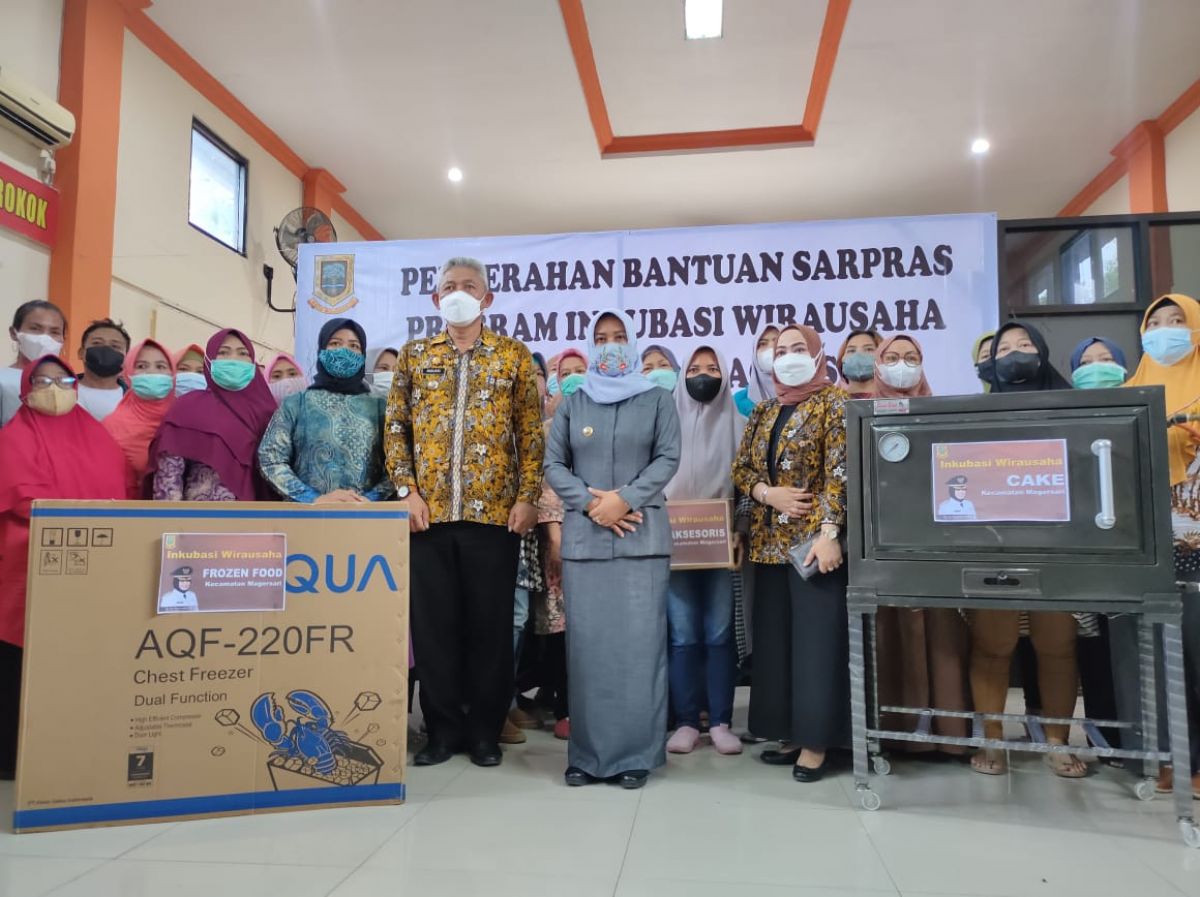 Wali Kota Mojokerto Ika Puspitasari didampingi Kepala Diskopukmperindag saat berikan bantuan. (Foto: dok Pemkot Mojokerto/jatimnow.com)