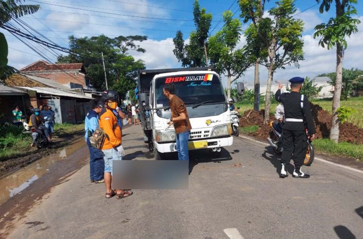 Pemotor yang tewas tertabrak truk di Malang (Foto: Istimewa)