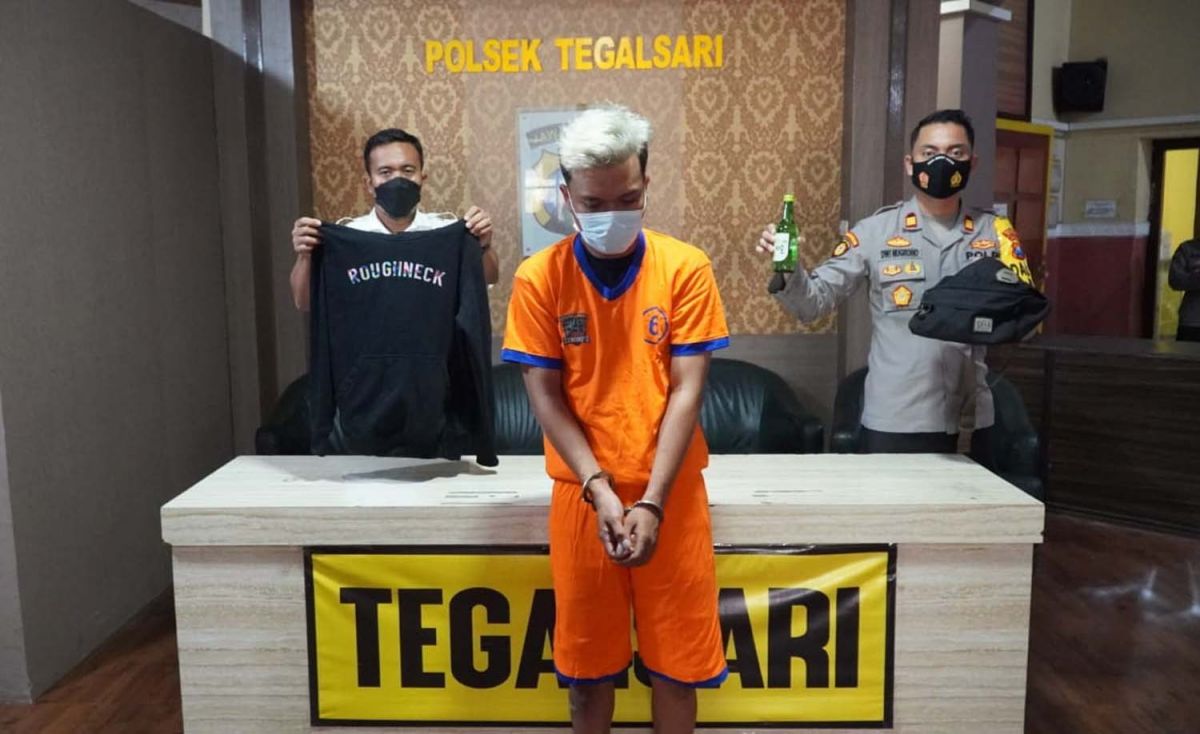 Pelaku pemukukan terhadap anggota Linmas di Kafe Blue Fish Surabaya diamankan di Mapolsek Tegalsari (Foto: Farizal Tito/jatimnow.com)