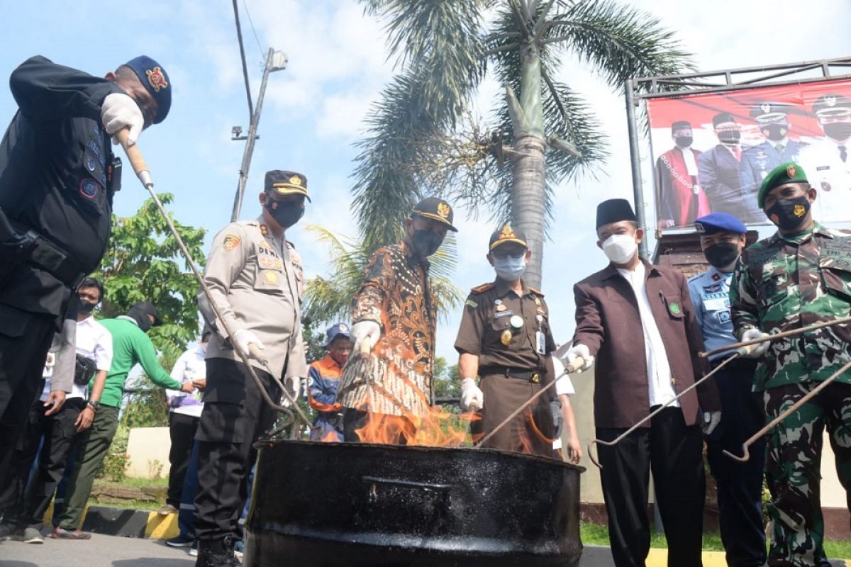 Polres Madiun Kota melakukan pemusnahan barang bukti.(Foto: Humas Polres Madiun Kota/jatimnow.com)