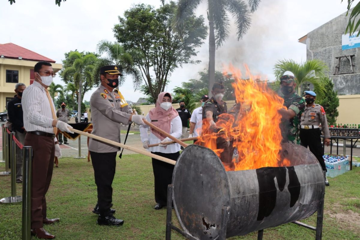 Pemusnahan barang bukti di halaman Mapolres Magetan. (Foto: Polres Magetan/jatimnow.com)
