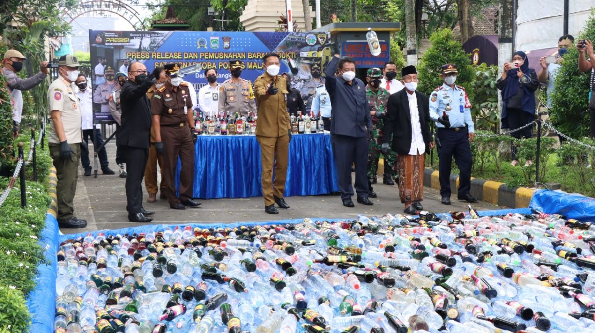 Pemusnahan barang bukti di Mapolres Malang. (Foto: Galih Rakasiwi/jatimnow.com)