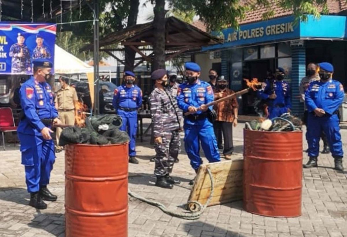 Satpolairud Gresik memusnahkan jaring trawl hasil sitaan sepanjang Tahun 2021