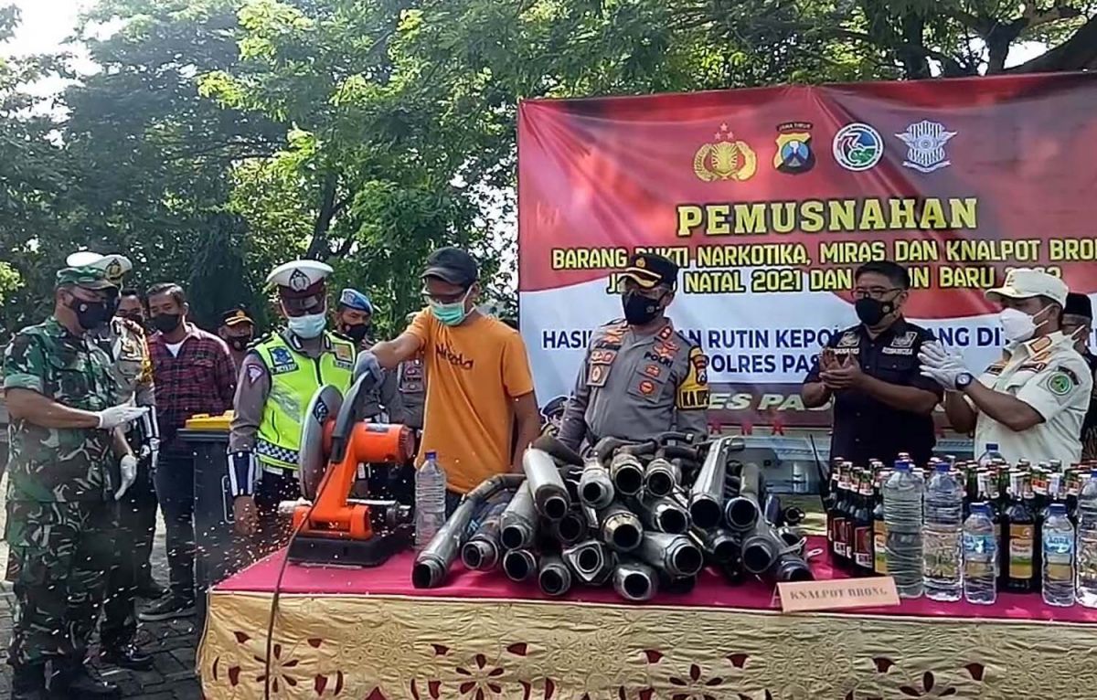 Pelanggar knalpot brong memotong knalpotnya disaksikan Forkopimda Kota Pasuruan (Foto: Moch Rois/jatimnow.com)