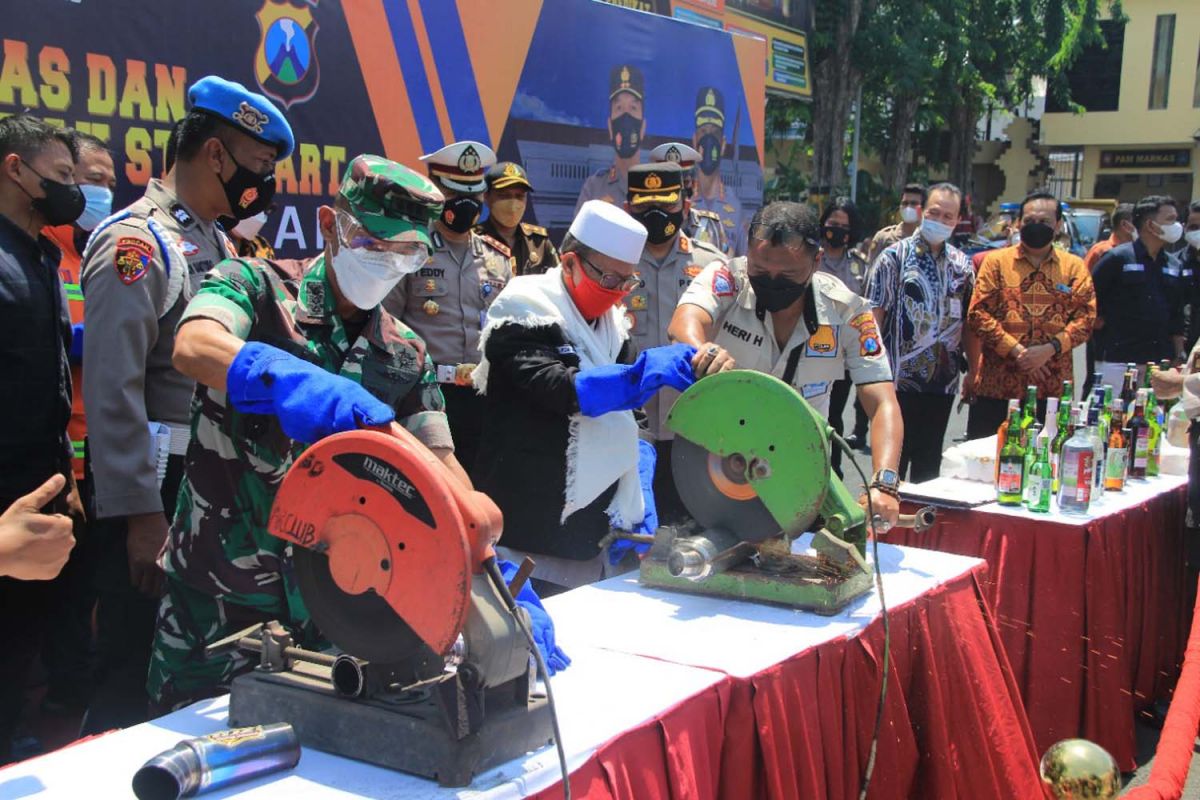 Pemusnahan knalpot brong di Mapolrestabes Surabaya (Foto-foto: Farizal Tito/jatimnow.com)
