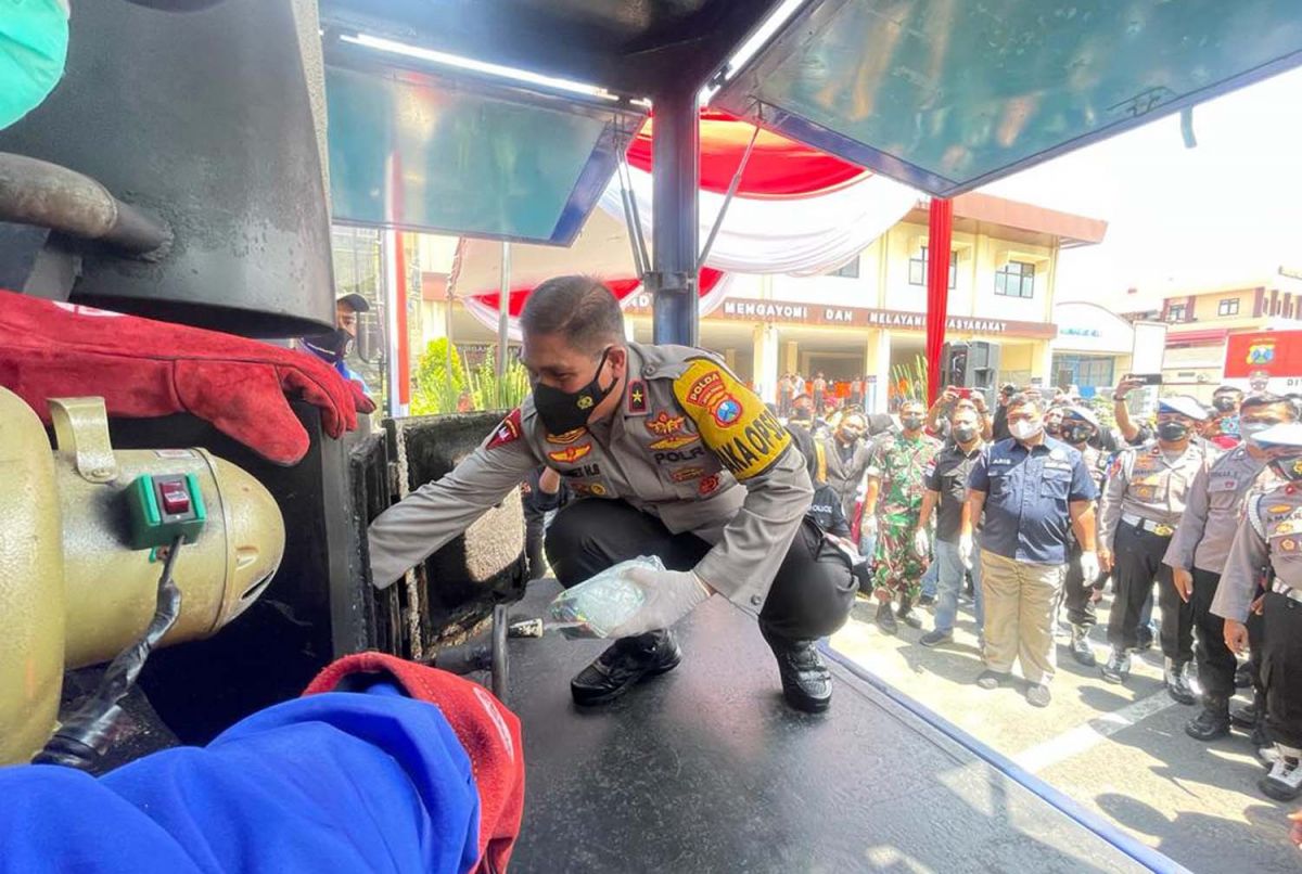 Wakapolda Jatim, Brigjen Pol Slamet Hadi Supraptoyo memusnahkan narkoba jenis sabu