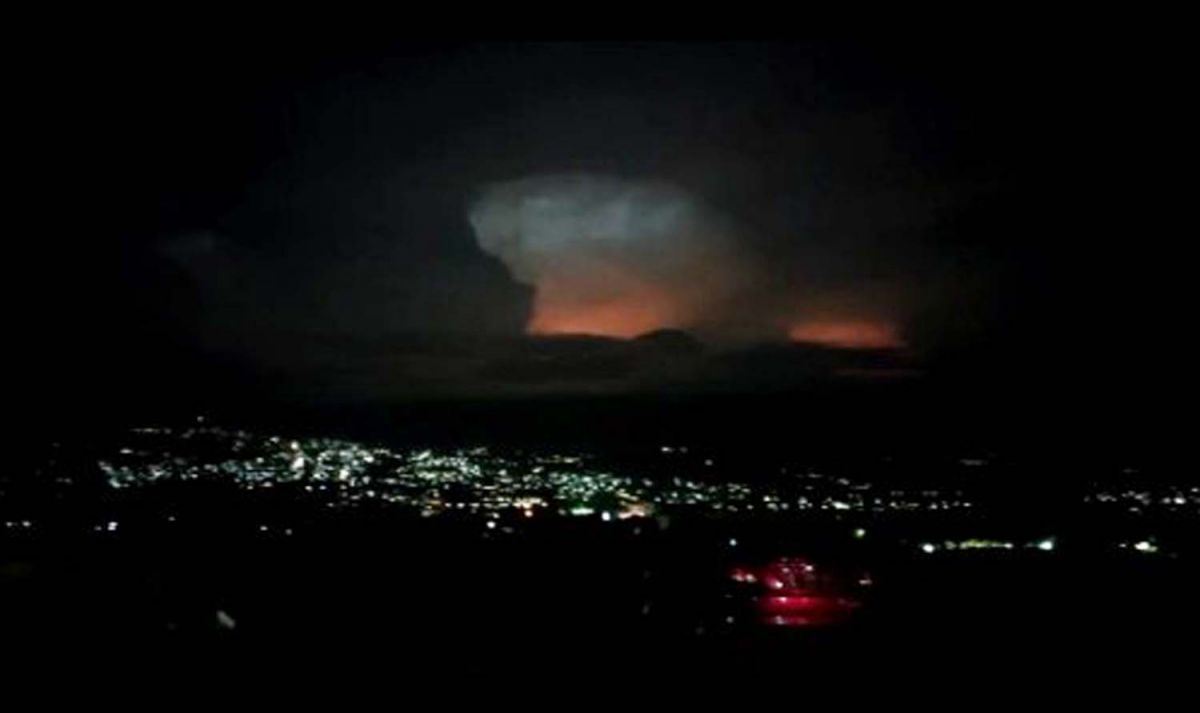 Penampakan asap merah dan kilat di atas Gunung Welirang yang diabadikan warga Kota Batu (Foto: Tangkapan layar video Aris Prisma for jatimnow.com)