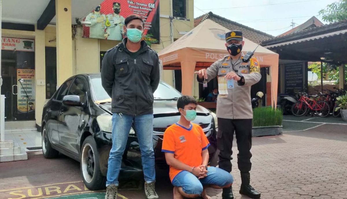 Pencuri dan mobil yang dicurinya diamankan di Mapolsek Sawahan, Surabaya (Foto: Polsek Sawahan)