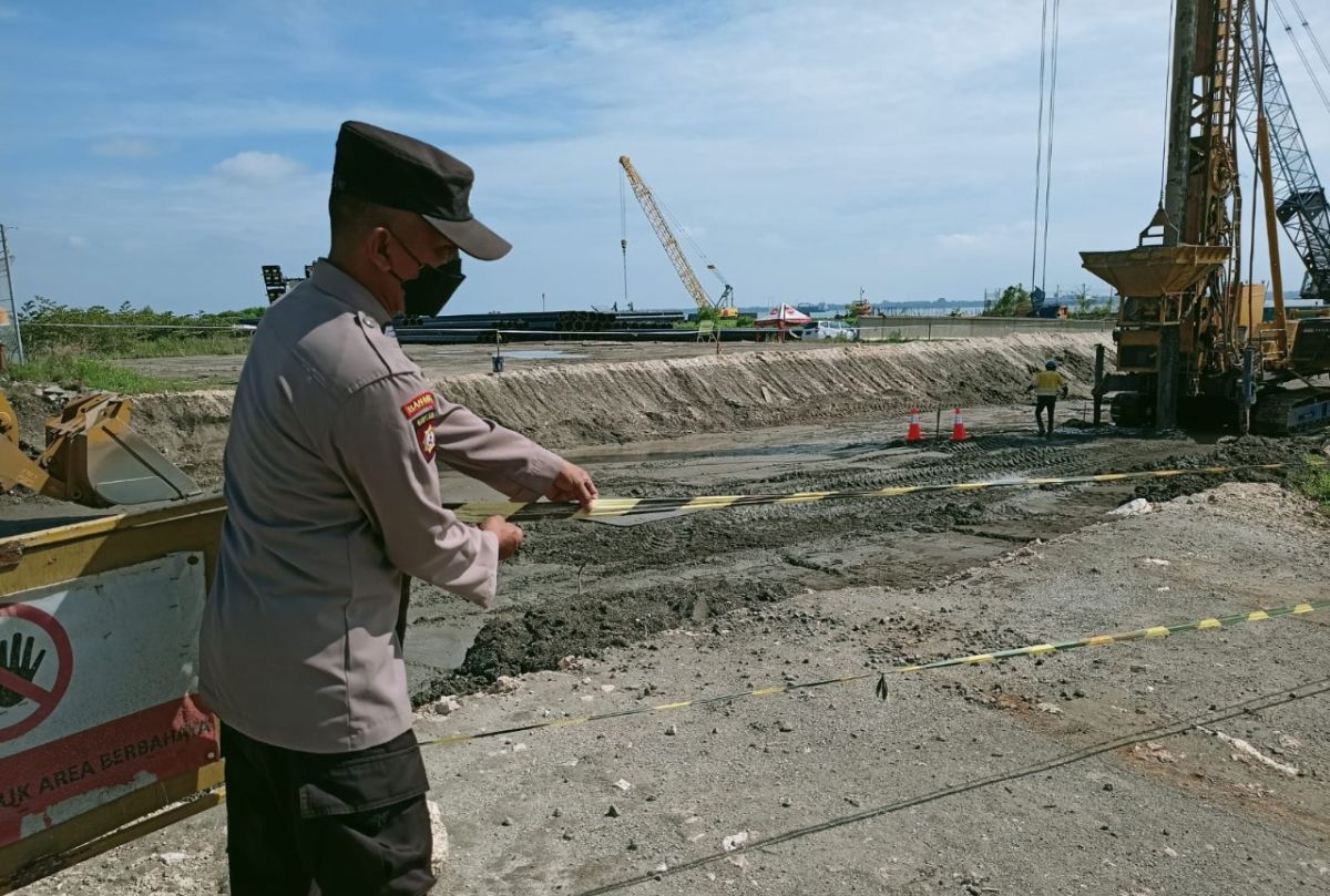 Lokasi penemuan mortir di Kawasan Ekonomi Khusus (KEK) Java Integrated Industrial and Port Estate (JIIPE). (Foto: Polsek Manyar/jatimnow.com)