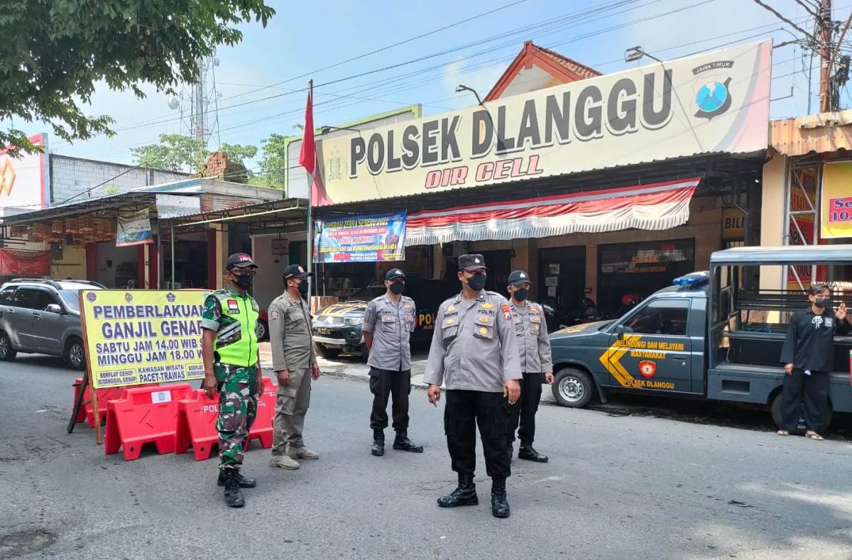 Penerapan sistem ganjil genap untuk kendaraan yang akan masuk di jalur Wisata Pacet dan Trawas. (Foto: Satlantas Polres Mojokerto/jatimno.com)