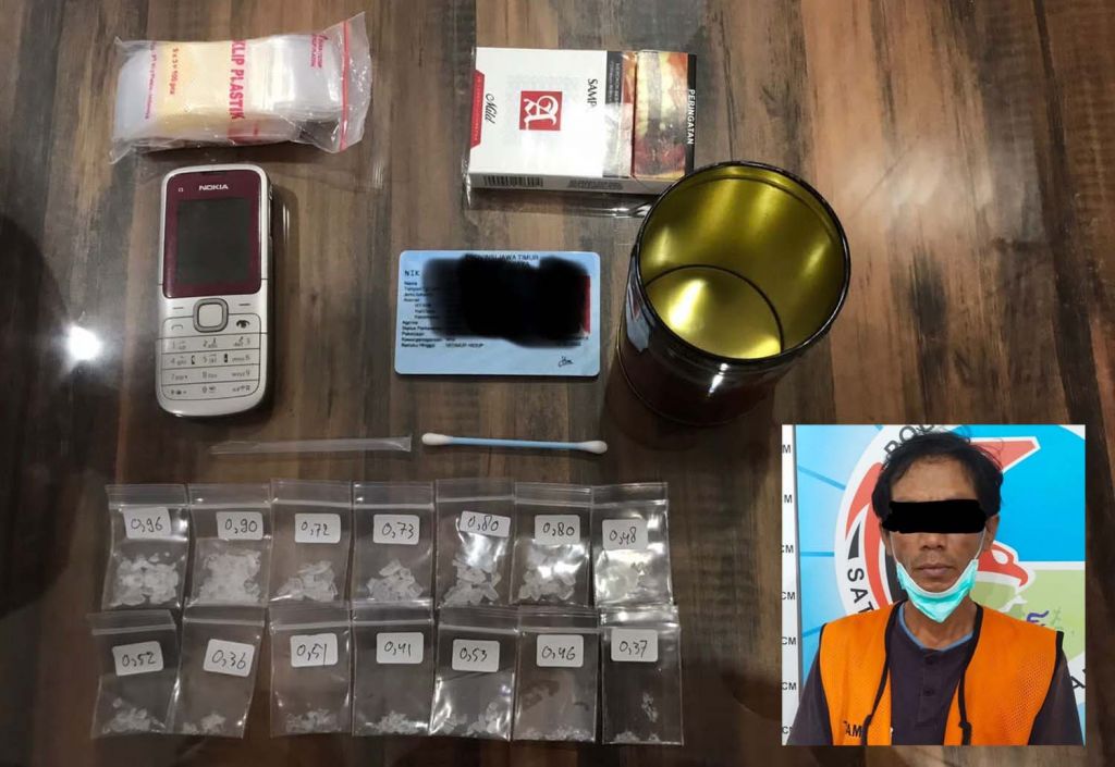 Kolase pengedar narkoba dan barang bukti sabu yang diamankan Satresnarkoba Polrestabes Surabaya