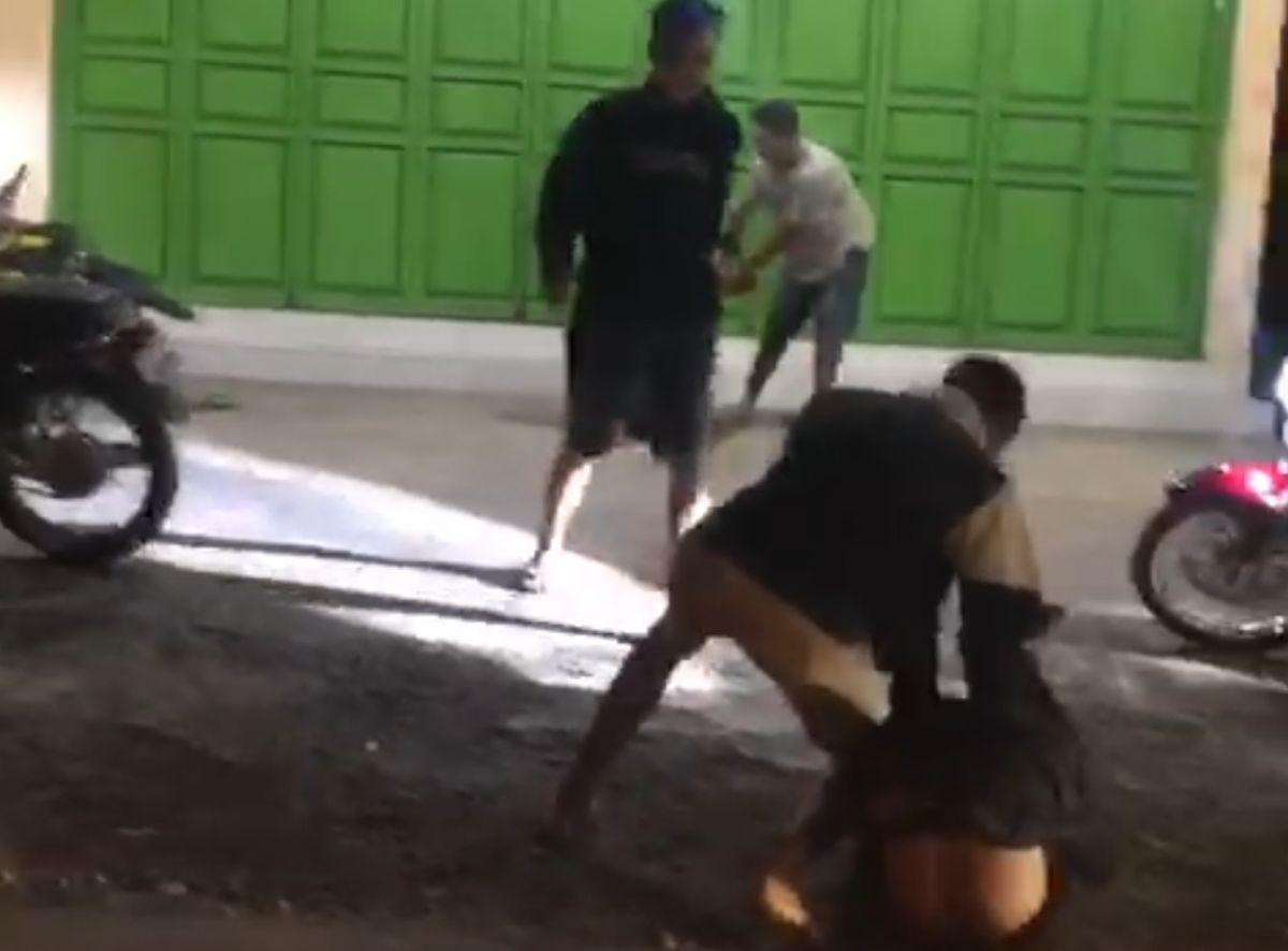 Tangkapan layar video pengeroyokan.