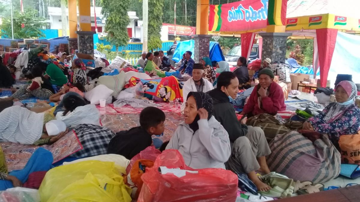 Warga terdampak erupsi Gunung Semeru saat berada di pos pengungsian. (Foto: Fajar Mujianto/jatimnow.com)