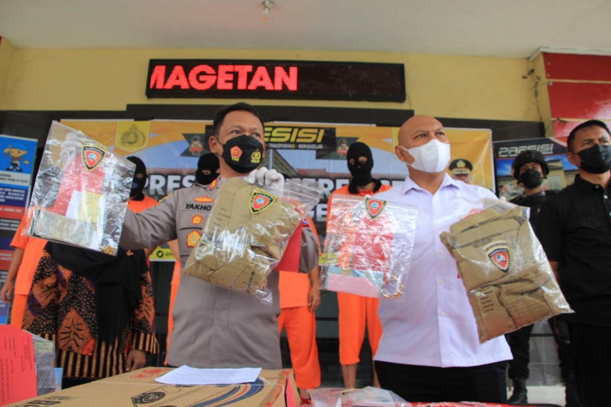 kapolres Magetan mengungkap kasus penipuan berkedok Satgas Covid-19.