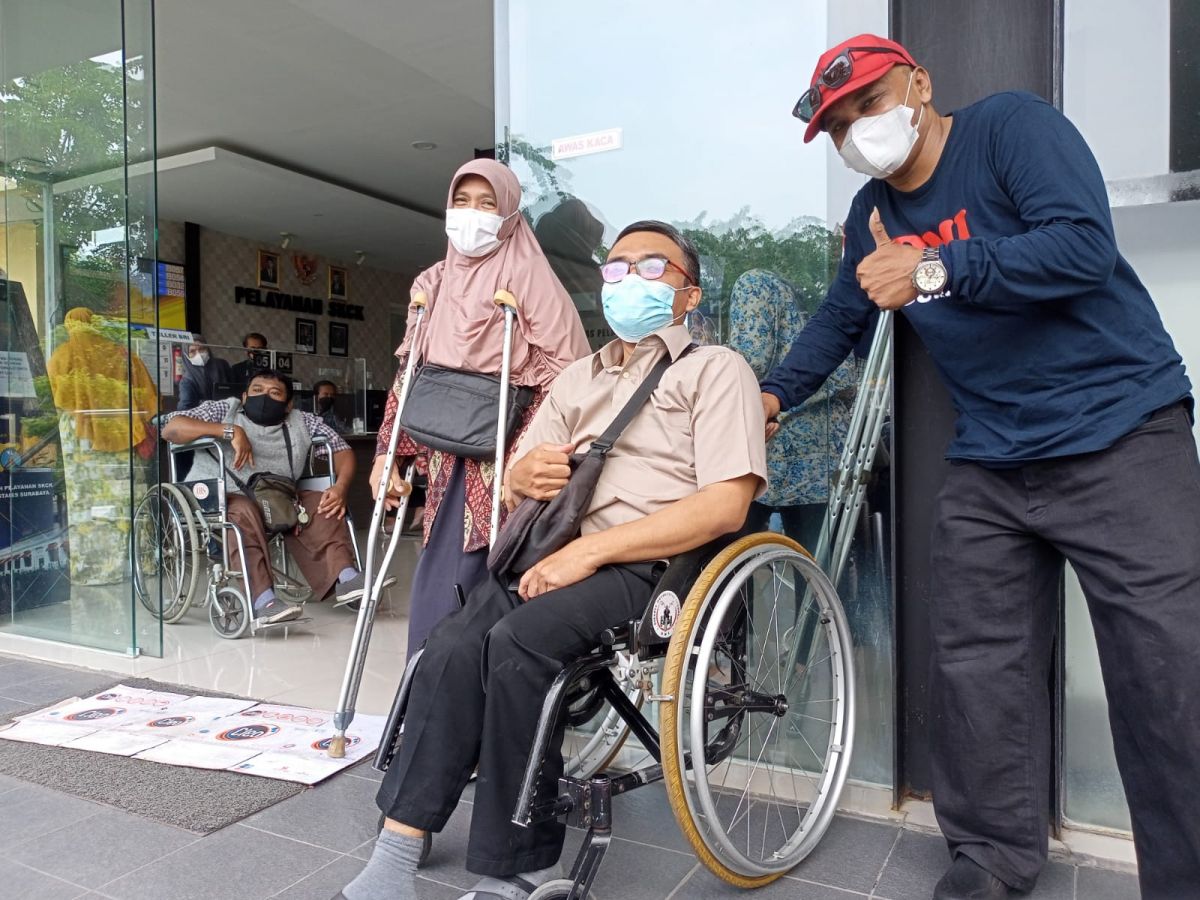 Puluhan penyandang disabilitas mendatangi Sentra Pelayanan Kepolisian Terpadu (SPKT) Polrestabes Surabaya, Kamis (2/12/2021). (Foto:  Fahrizal Tito)