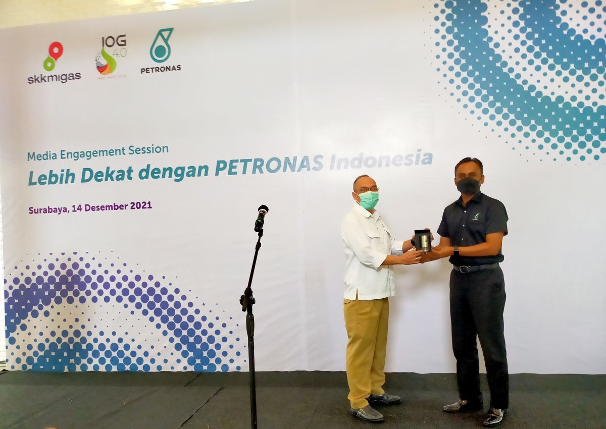 Kepala Perwakikan SKK Migas wilayah Jabanusa, Nurwahidi menyerahkan plakat penghargaan kepada President Director PETRONAS Indonesia Yuzaini Md Yusof. (Foto: Farizal Tito/jatimnow.com)