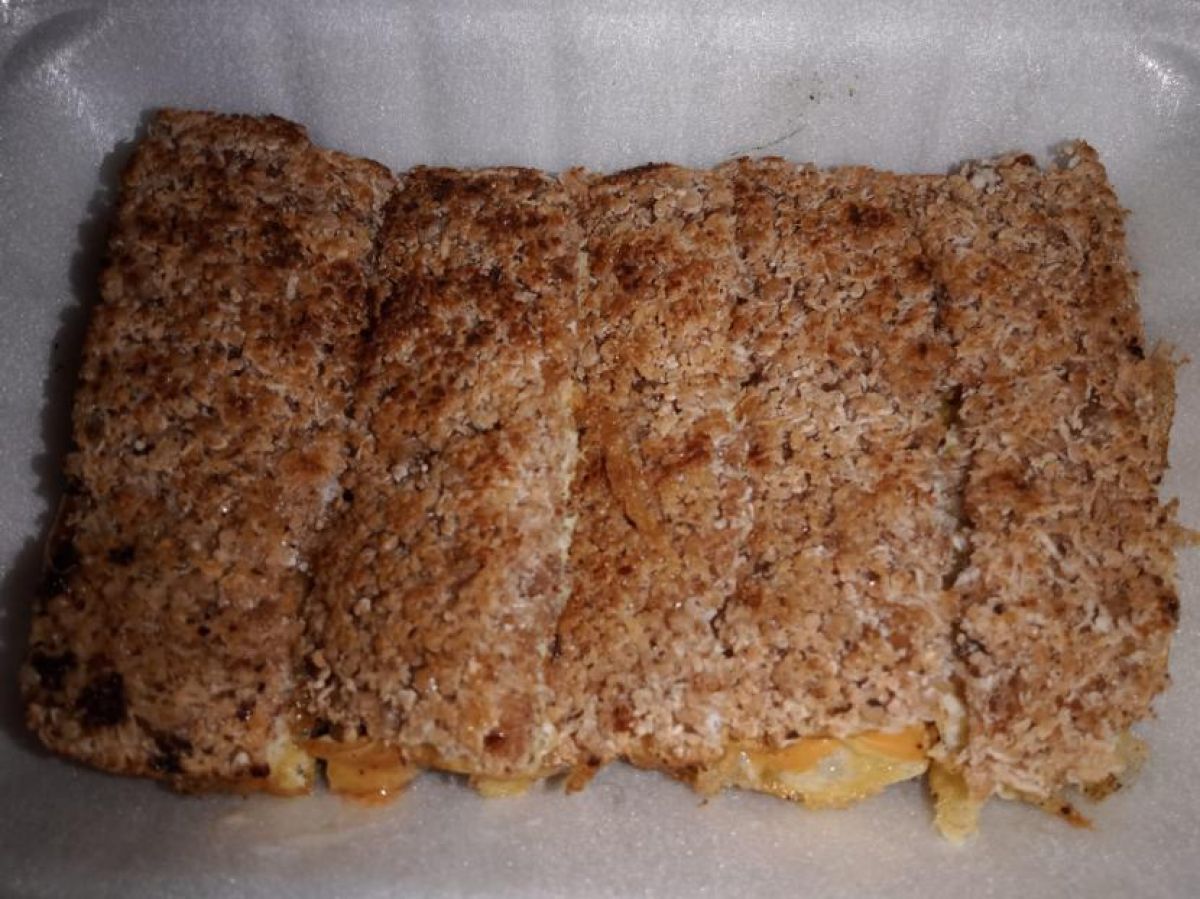 Piza Papua lapis telur dadar buatan warga Merauke, Tobias Keije. (Foto: Republika/Priyantono Oemar)