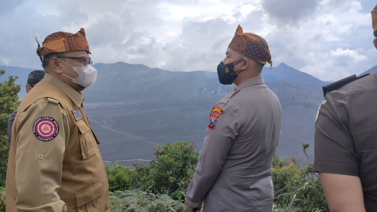 Plt Bupati Probolinggo Timbul Prihandjoko saat memantau aktivitas Gunung Bromo. (Foto: dok Humas Pemkab Probolinggo.