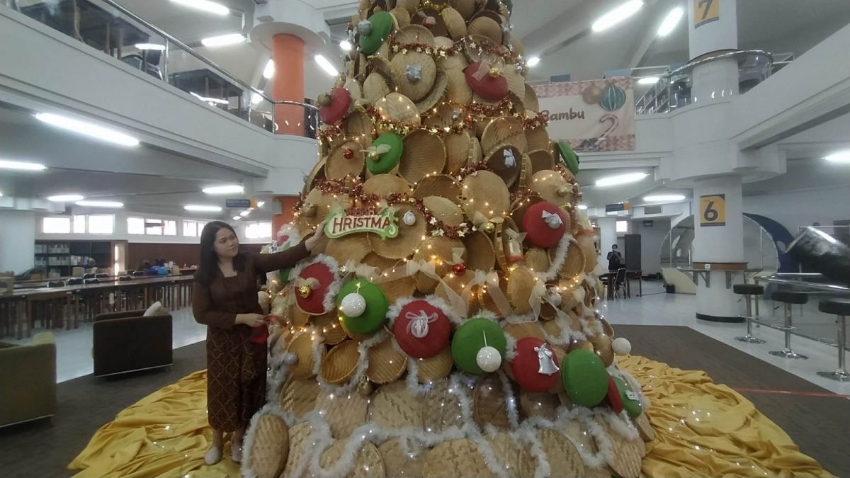 Pohon Natal Perkakas Bambu yang berada di Perpustakaan UK Petra. (Foto: Shella Shofiyannajah/jatimnow.com)