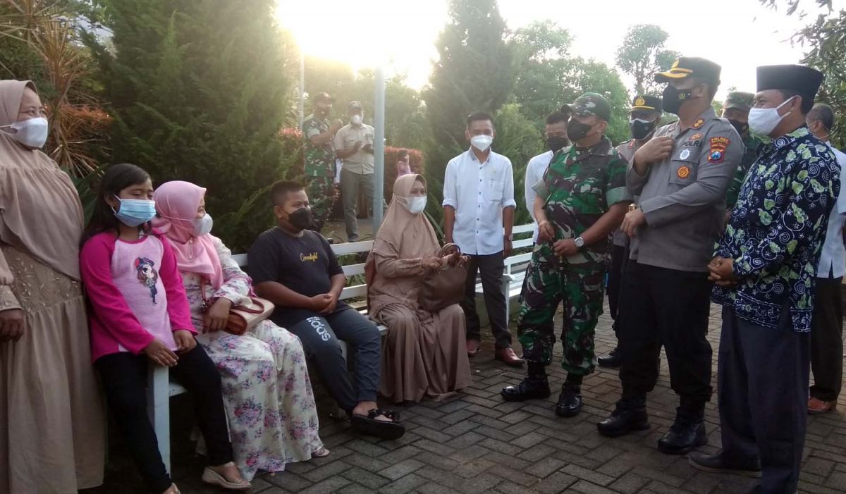 Kapolres Mojokerto AKBP Apip Ginanjar dan Dandim 0815 Letkol Inf Beni Asman saat mengecek tempat wisata (Foto-foto: Achmad Supriyadi/jatimnow.com)